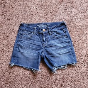 🌸 Womens/Juniors AE Medium/Dark Blue Wash Midi Jean Shorts Size 4